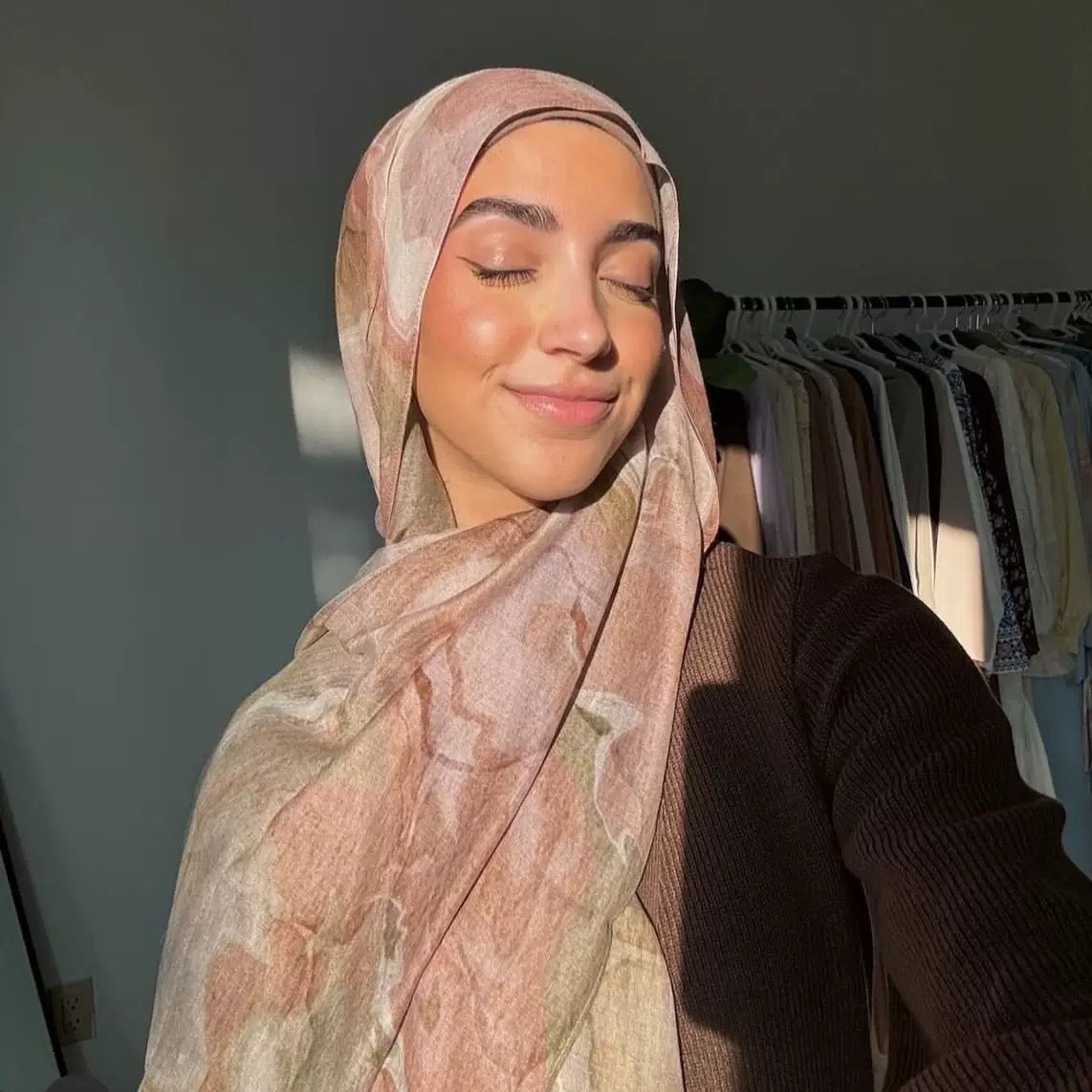 Hijab en modal imprimé style malais avec motifs aquarelle